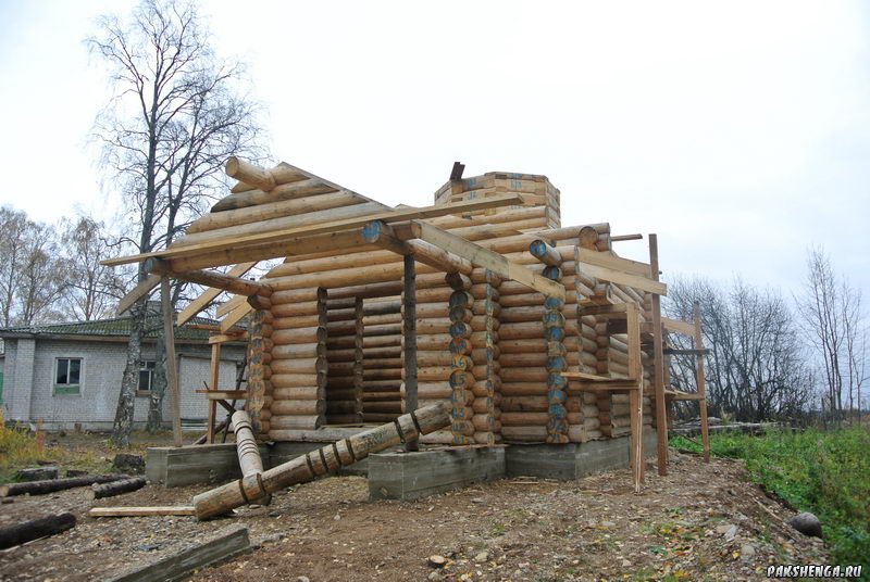 Собранный сруб церкви. 5 октября 2013 г.